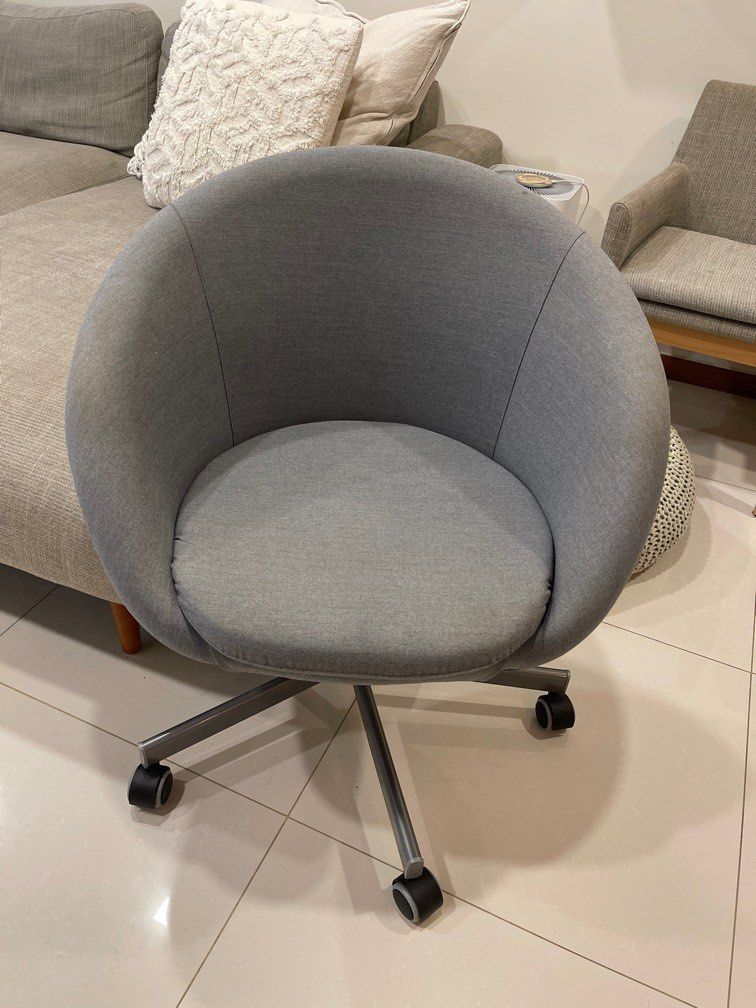 Grey spinny new arrivals desk chair