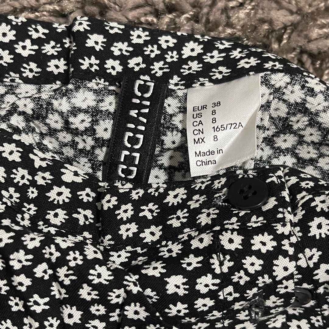 H&M Floral Skirt (Category: Skirts) located in Paranaque City. Submitted by mingyuwonie (Listing ID 1211532540, Image 1). Description: Super soft material and high quality! mod: ggx lbc sdd mop: bpi gcash.
