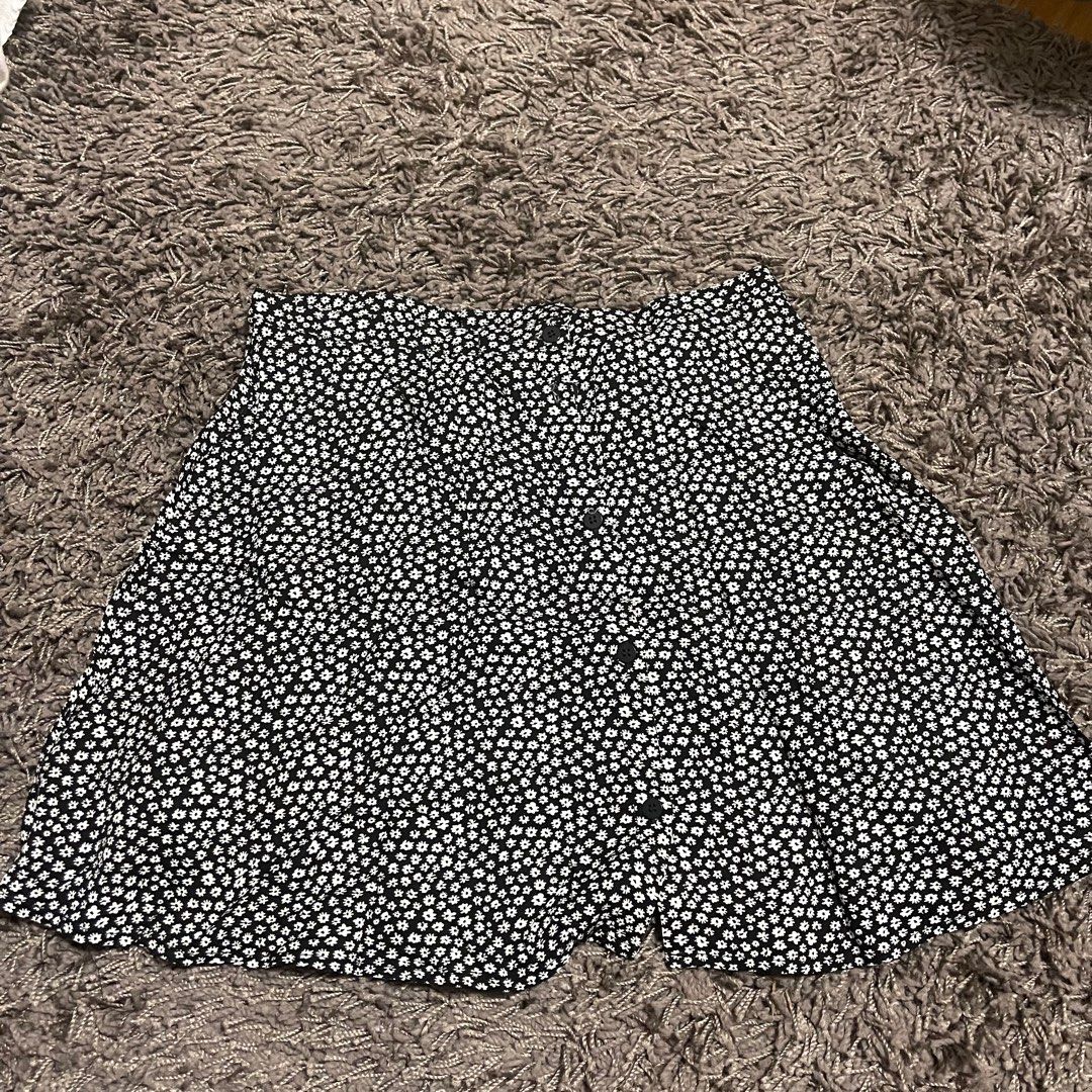 H&M Floral Skirt (Category: Skirts) located in Paranaque City. Submitted by mingyuwonie (Listing ID 1211532540, Image 2). Description: Super soft material and high quality! mod: ggx lbc sdd mop: bpi gcash.