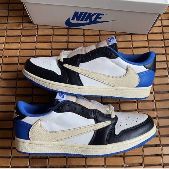 Jordan 1 Fragment Travis Scott (Category: Sneakers) located in Makati City. Submitted by luxedeclutter (Listing ID 1211542934, Image 2). Description: Slightly Used. Size 6.5 23.5cm Womens size Comes with box and extra shoe laces Note: Mirror Replica only.