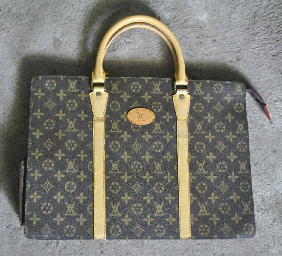 Louis Vuitton Document Bag (Category: Luxury Bags & Wallets) located in General Santos City (Dadiangas). Submitted by yuungs (Listing ID 1211545120, Image 1). Description: Off/Legit Excellent condition has minor dents, unnoticeable 2k only, price is negotiable shipped via jnt loc: general santos city mop: gcash, bank transfer no return, no exchange, no refund no to bogus buyer and joy reserver happy shopping!.
