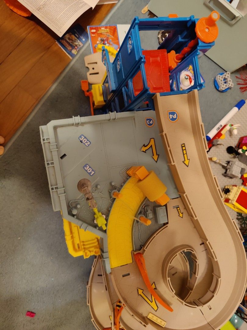 Matchbox 4-level garage playset, Hobbies & Toys, Toys & Games on Carousell