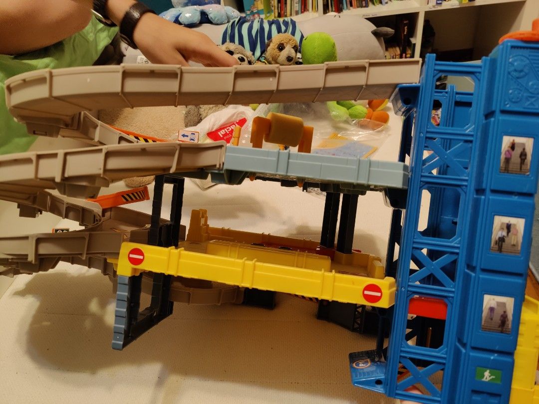 Matchbox 4level garage playset, Hobbies & Toys, Toys & Games on Carousell