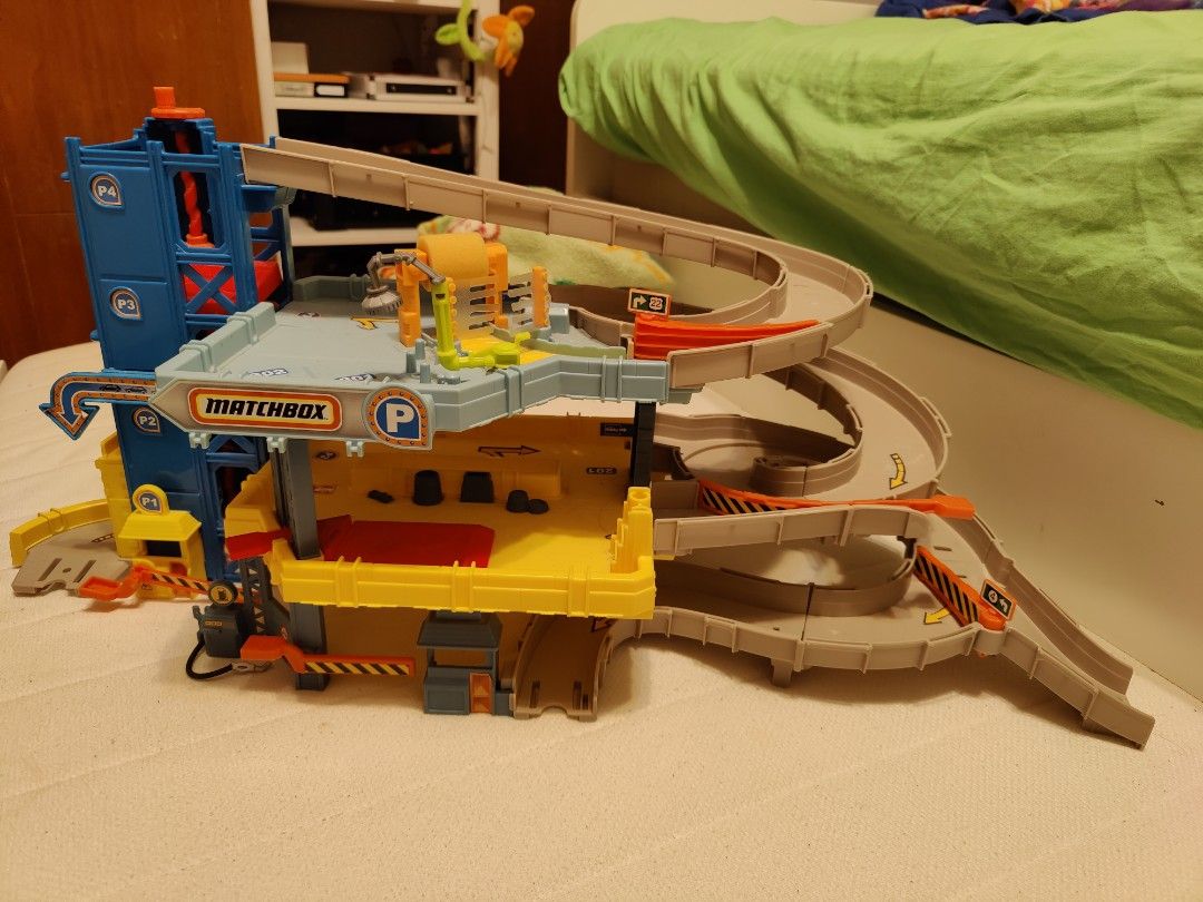 Matchbox 4level garage playset, Hobbies & Toys, Toys & Games on Carousell