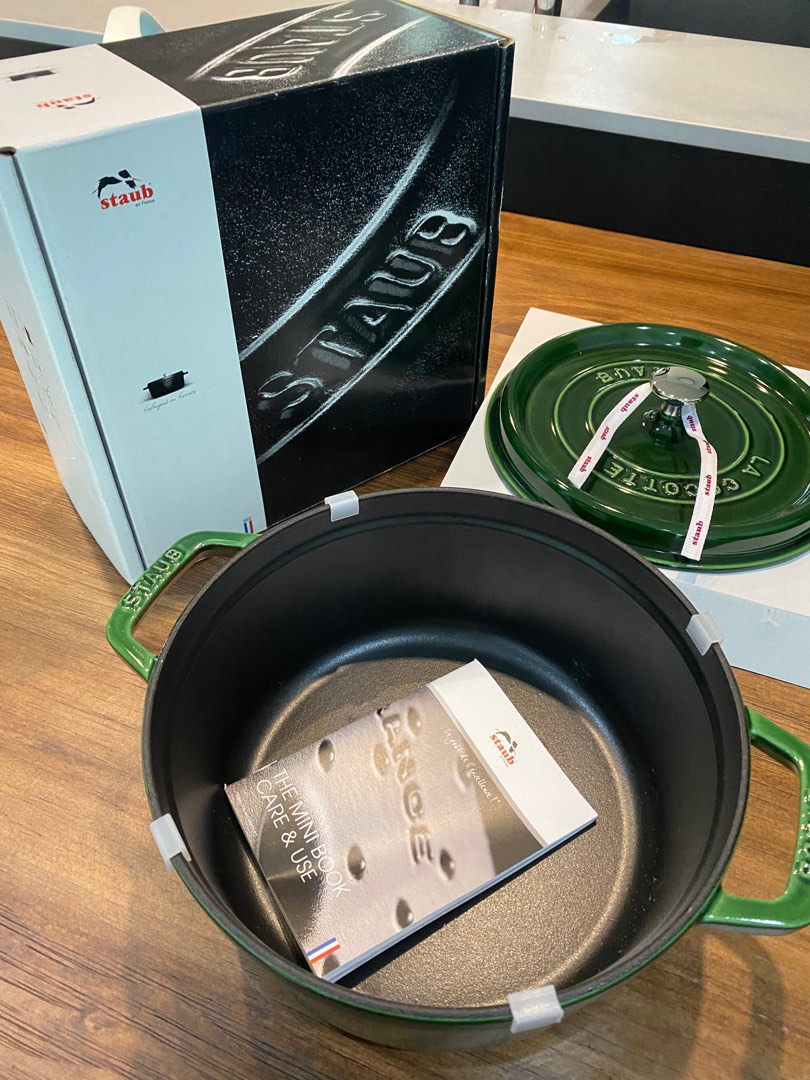 Staub Dutch Oven 24cm Unused, Furniture & Home Living, Kitchenware