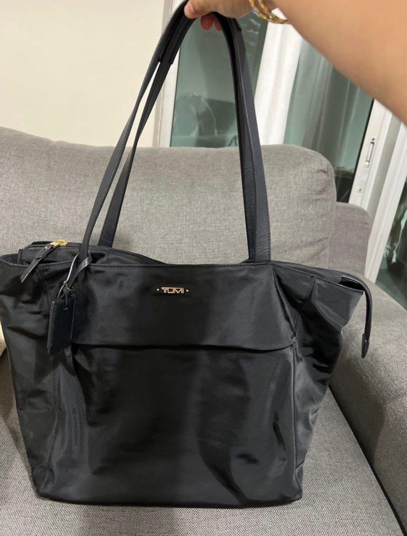 TUMI VOGAGEUR M TOTE Luxury Bags Wallets on Carousell