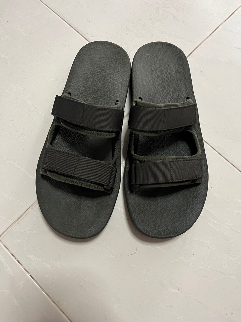Uniqlo Sandals, Men's Fashion, Footwear, Flipflops and Slides on Carousell