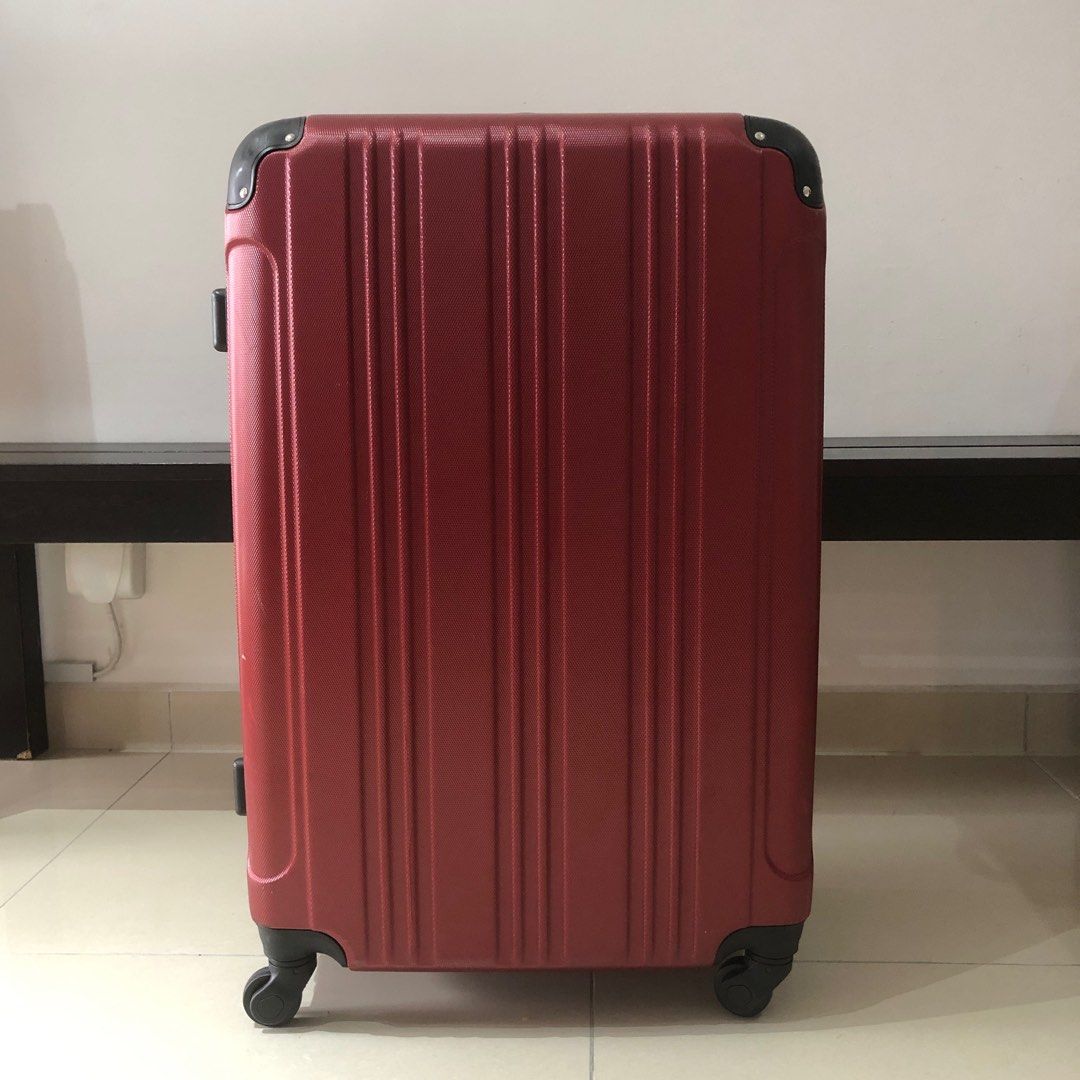 Universal Traveller Urbanlite Echo Red 28inch Luggage