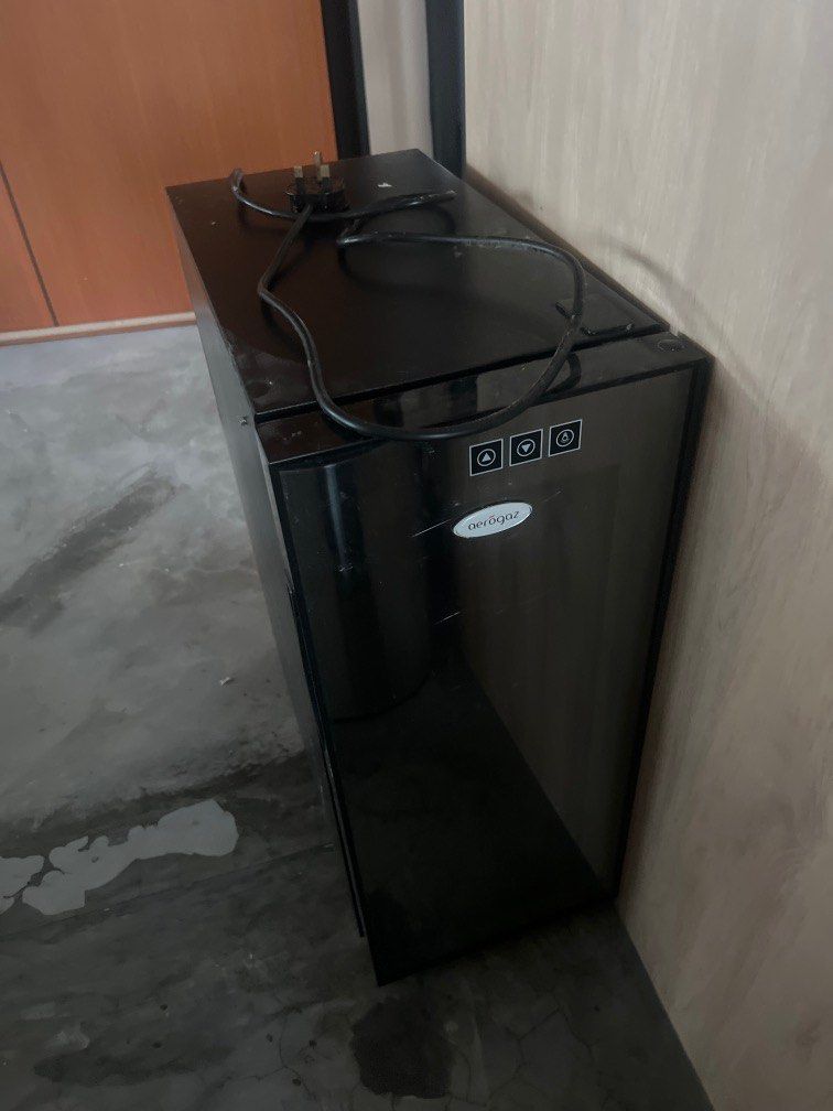 WINE FRIDGE that died, TV & Home Appliances, Kitchen Appliances