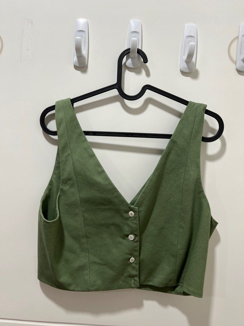 Araw The Line Rokeby Green (Category: Sleeveless) located in Manila. Submitted by _eunice.o_ (Listing ID 1211557182, Image 2). Description: .