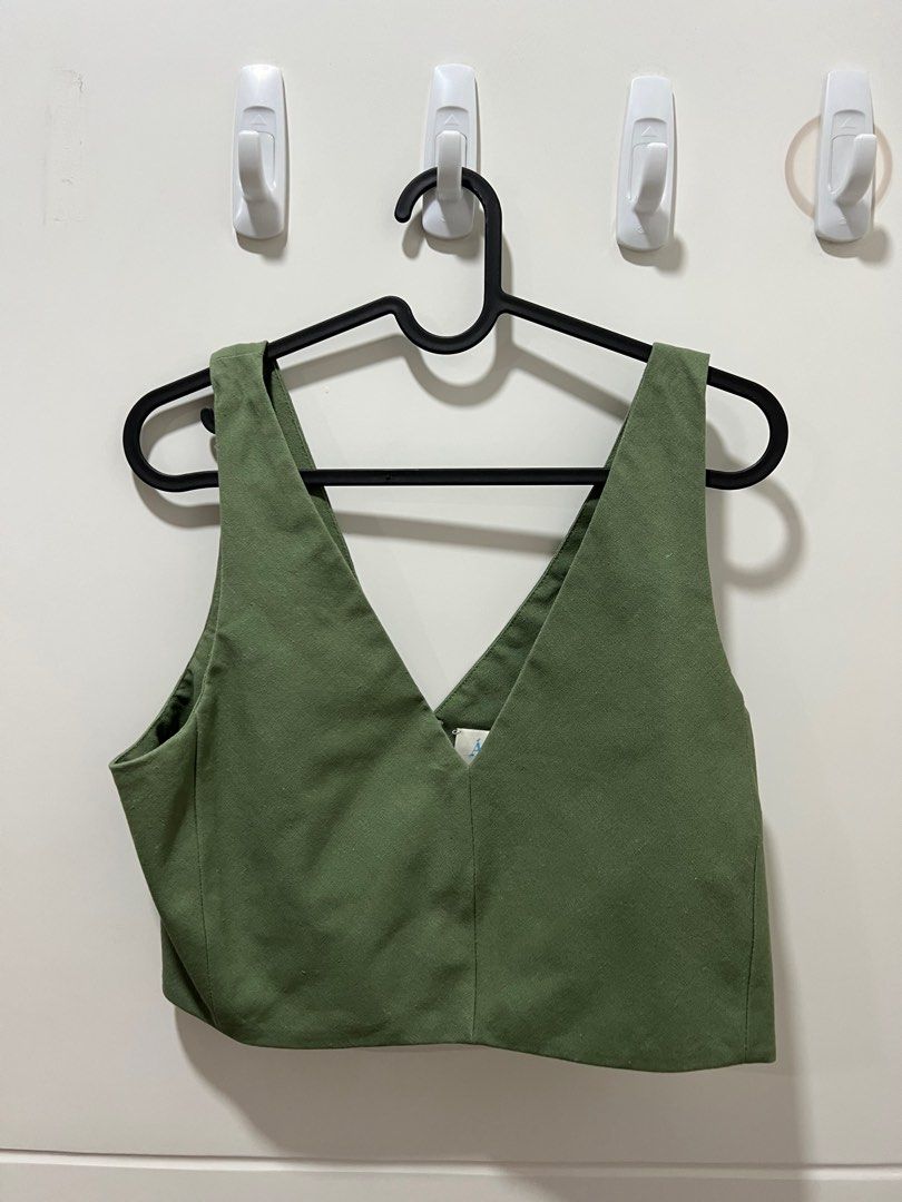 Araw The Line Rokeby Green (Category: Sleeveless) located in Manila. Submitted by _eunice.o_ (Listing ID 1211557182, Image 1). Description: .