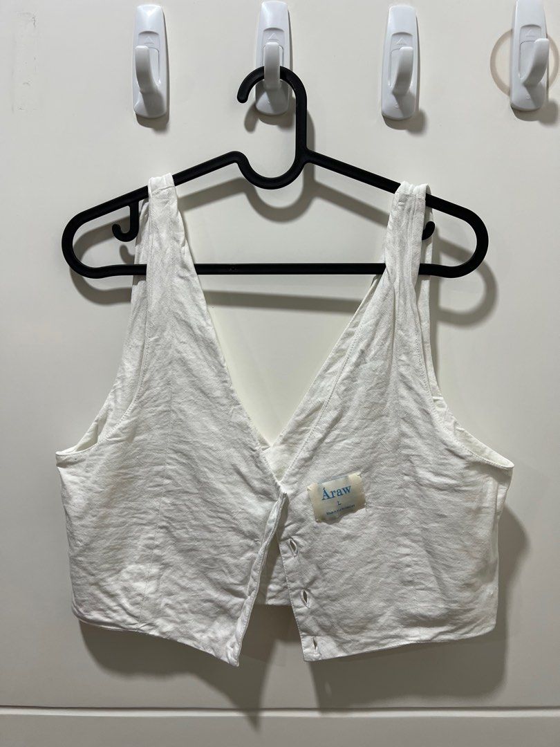 Araw The Line Rokeby White (Category: Sleeveless) located in Manila. Submitted by _eunice.o_ (Listing ID 1211549923, Image 2). Description: .