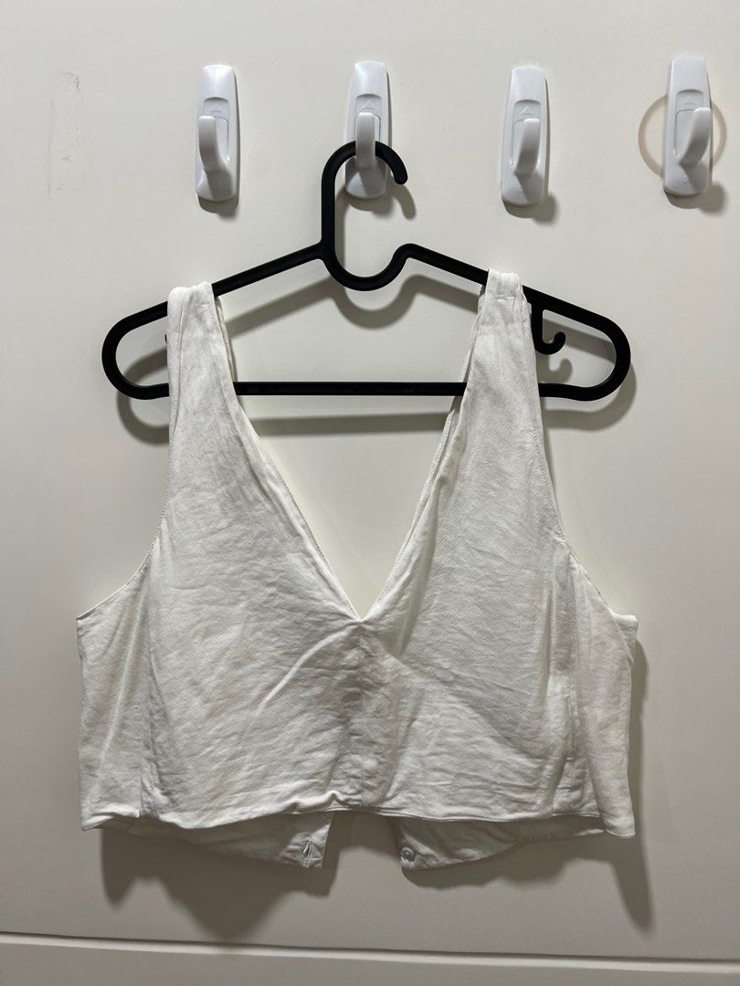 Araw The Line Rokeby White (Category: Sleeveless) located in Manila. Submitted by _eunice.o_ (Listing ID 1211549923, Image 1). Description: .