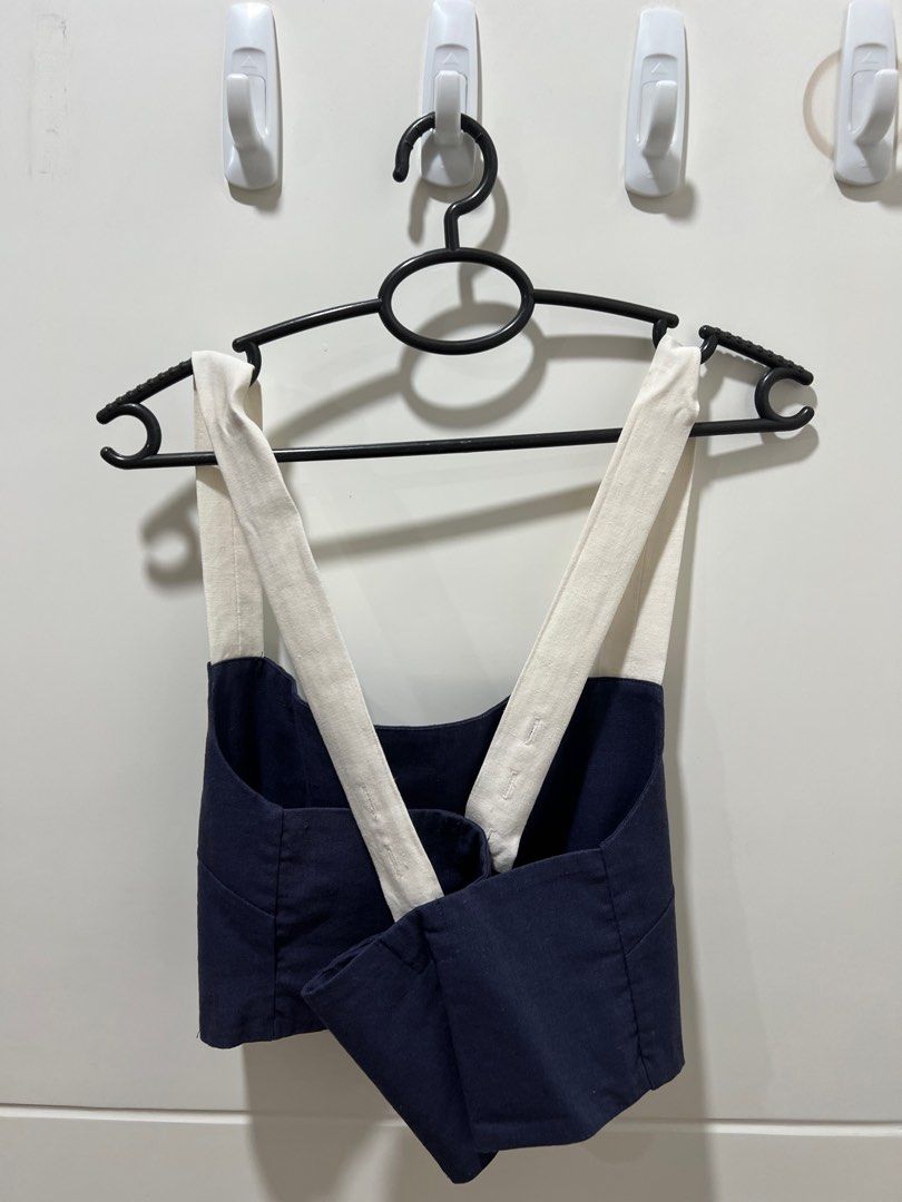 Araw The Line Square Crop Blue White (Category: Sleeveless) located in Manila. Submitted by _eunice.o_ (Listing ID 1211550949, Image 2). Description: .