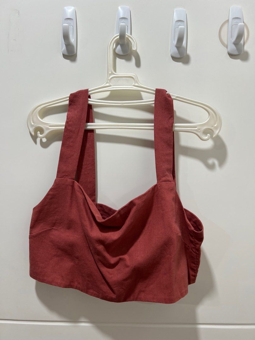 Araw The Line Square Crop Copper (Category: Sleeveless) located in Manila. Submitted by _eunice.o_ (Listing ID 1211550280, Image 1). Description: .