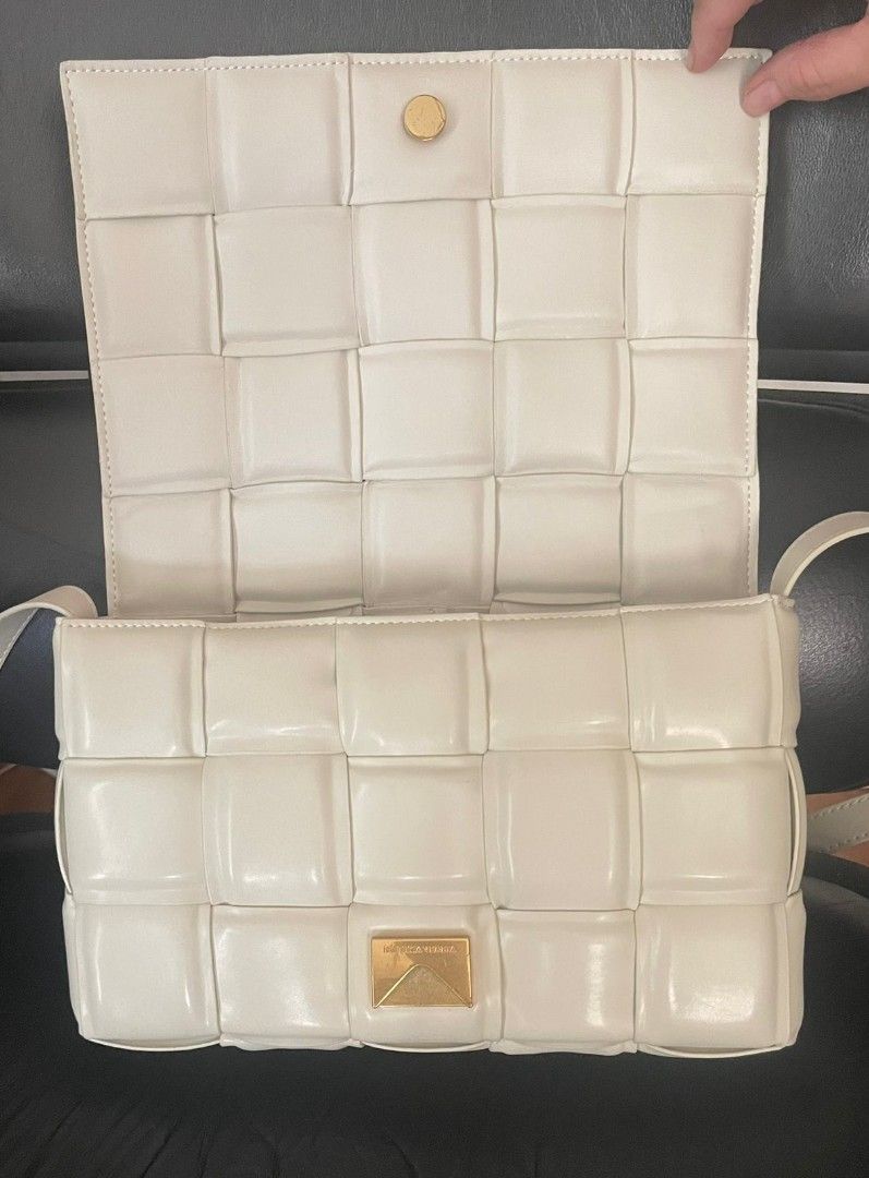 BOTTEGA CASSETTE CROSSBODY (Category: Luxury Bags & Wallets) located in Quezon City. Submitted by tiulilibeth0403 (Listing ID 1211670717, Image 2). Description: BOTTEGA CASETTE CROSS BODY gift and not sure abt the authenticity brand.
