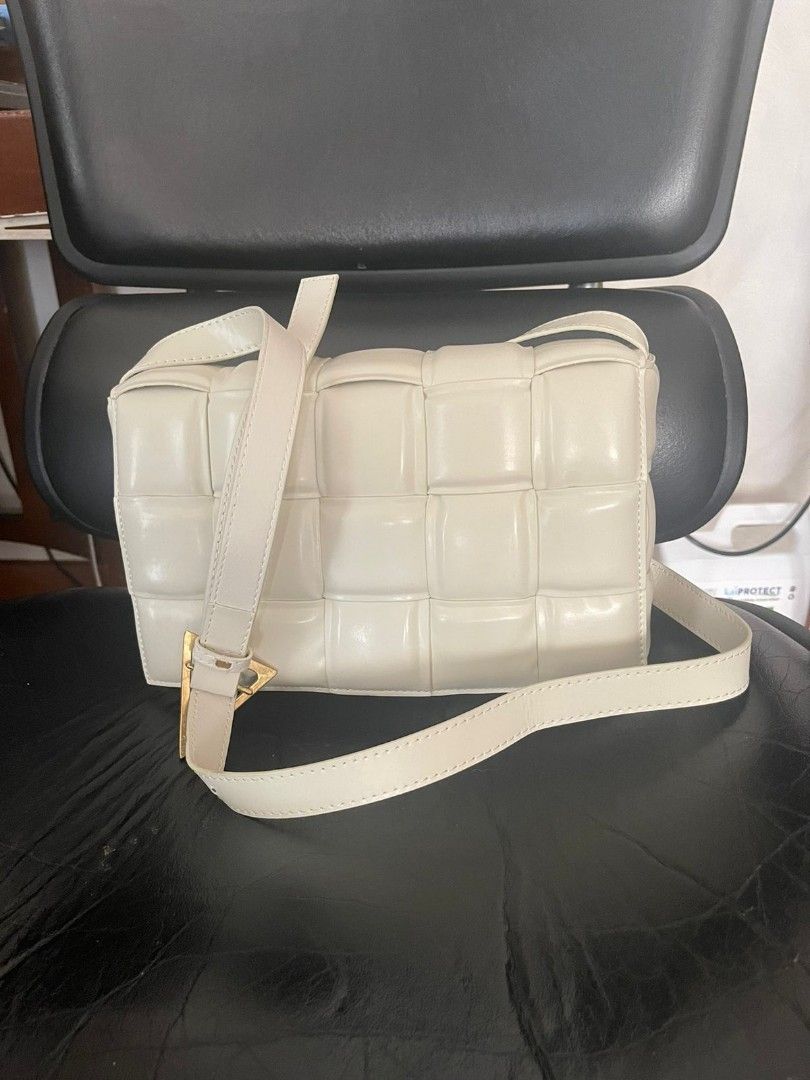 BOTTEGA CASSETTE CROSSBODY (Category: Luxury Bags & Wallets) located in Quezon City. Submitted by tiulilibeth0403 (Listing ID 1211670717, Image 1). Description: BOTTEGA CASETTE CROSS BODY gift and not sure abt the authenticity brand.