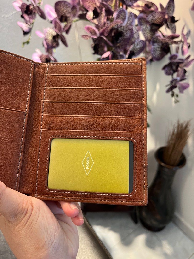 FOSSIL Passport Holder with price tag, Men's Fashion, Watches