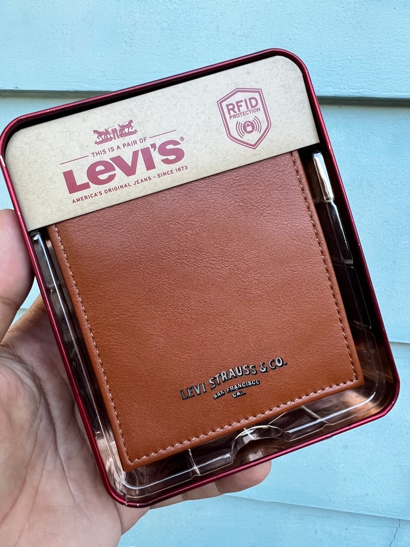 Levis Wallet, Men's Fashion, Watches & Accessories, Wallets & Card Holders  on Carousell