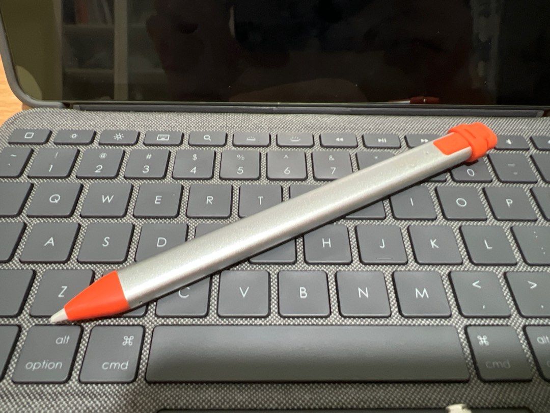 Logitech combo touch keyboard for iPad 7 8 9 gen aka magic keyboard