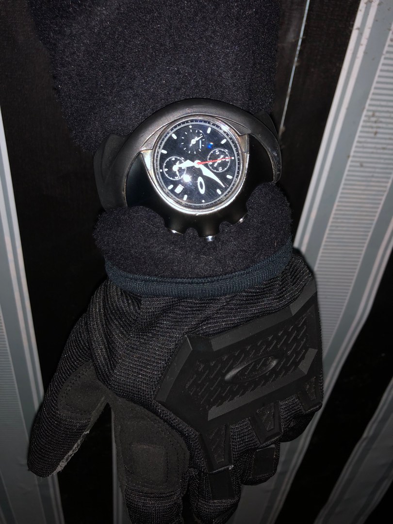 Oakley Detonator 10 Bar Hydrophobic Chronograph Watch, Fesyen Pria, Jam  Tangan di Carousell