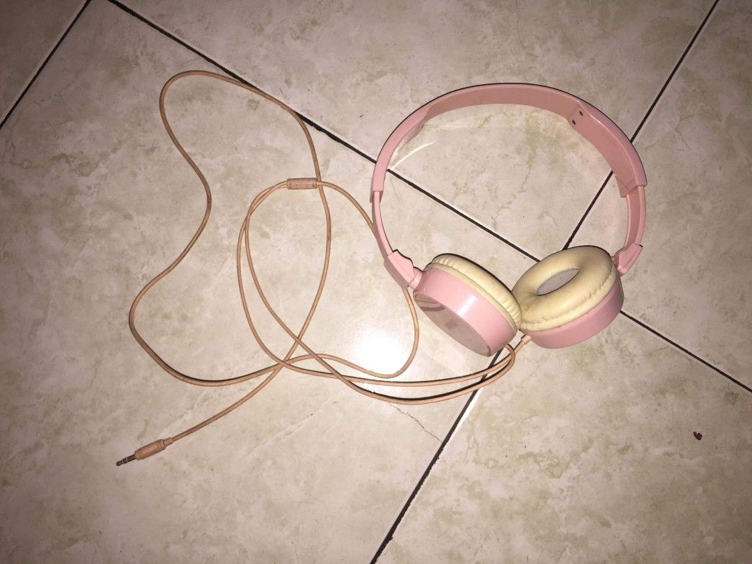 Original Miniso Pink headphone (Category: Headphones & Headsets) located in Manila. Submitted by katrine28742829 (Listing ID 1211552863, Image 1). Description: - working well - no flaws - in good condition - matibay - adjustable - the sound is good Mop: gcash Mod: lalamove grab shopee checkout.
