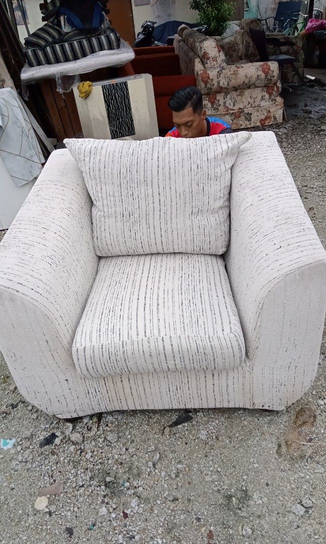 Sofa 321 terpakai condition mcm dalam gambar, Furniture & Home Living