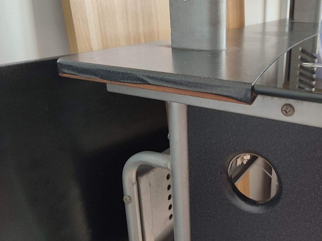 How to maintain a Glass-Top Computer table for a Sparkling Finish