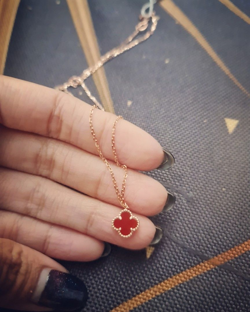 Alhambra pendant hotsell necklace