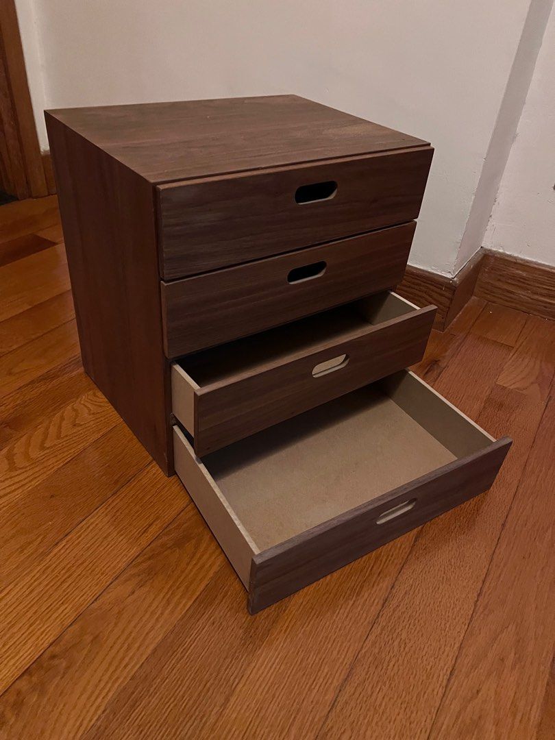 Bedside table （分類：櫃子、組合櫃及置物架）位於 Hong Kong。 由 willie_mok 提交（商品編號 1211845049，圖片 1）。簡介： Muji bedside tables 2 items of the same Prefer to give away by around 11 or 12 Feb。