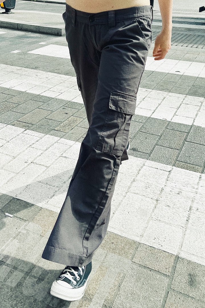 Brandy Melville Tatum cargo pants, 男裝, 褲＆半截裙, 牛仔褲 Carousell