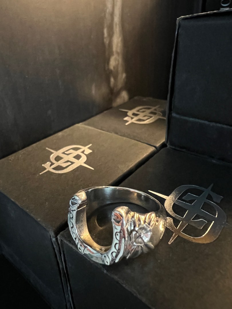 Clocks and Colours Dumb Luck Ring, Women's Fashion, Jewelry