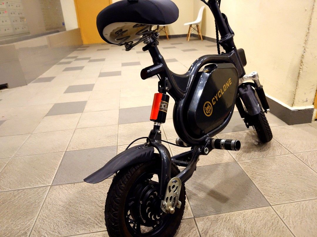 Electrowolf Cyclone Escooter electric scooter bike bicycle stock