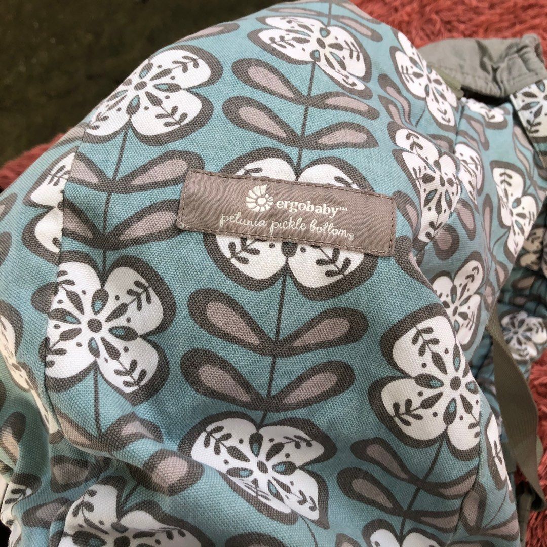 Ergobaby petunia pickle hotsell bottom peaceful portofino