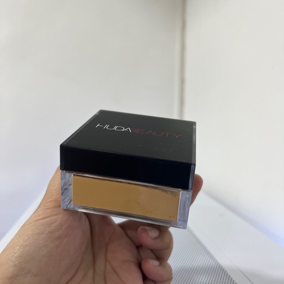 Huda Beauty Loose Powder (Kunafa) (Category: Makeup) located in Calamba. Submitted by alyssuhks (Listing ID 1211817647, Image 2). Description: Used once only! Shade is too dark for me..
