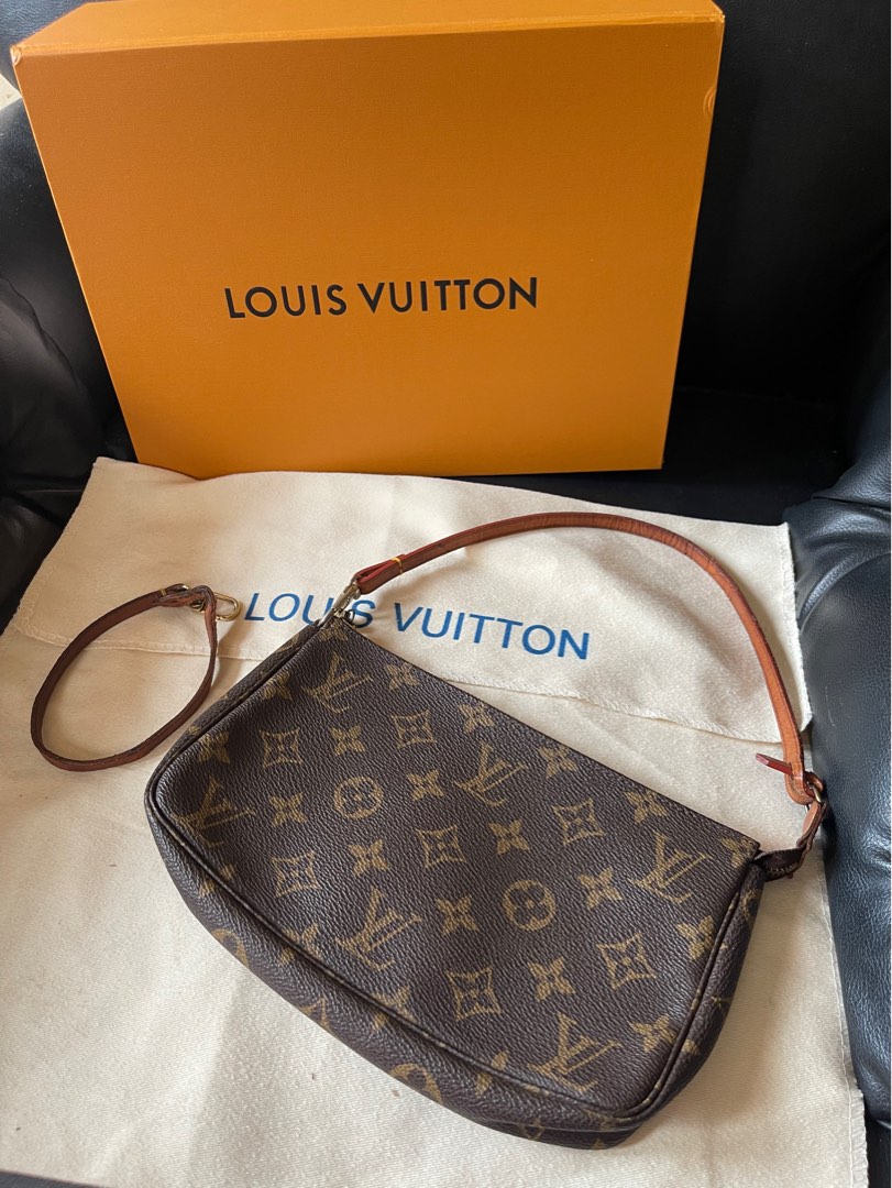 History of the bag Louis Vuitton Croissant  lÉtoile de Saint Honoré