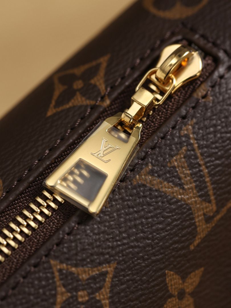 Louis Vuitton bolso bum M43644 carrocería de PVC bolso para hombre, Luxury,  Bags & Wallets on Carousell