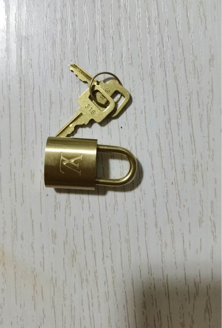 Louis Vuitton - Louis Vuitton Padlock with 1 key - number 318 on Designer  Wardrobe