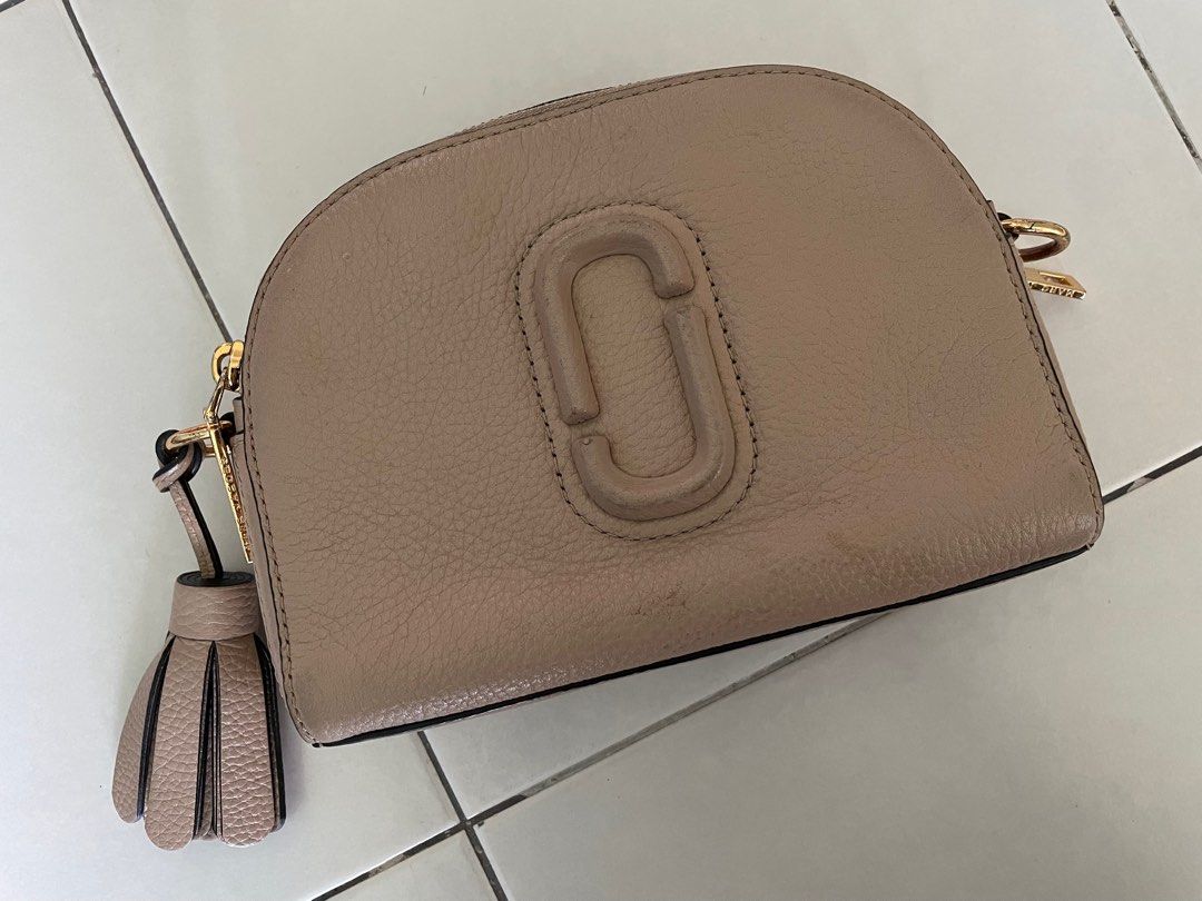 Marc jacobs shutter leather hot sale half moon crossbody bag