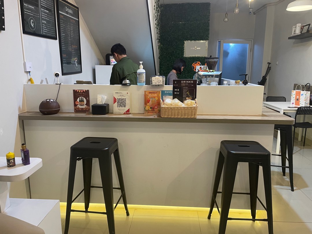 Meja Bar Bekas Coffee Shop, Perabotan Rumah di Carousell
