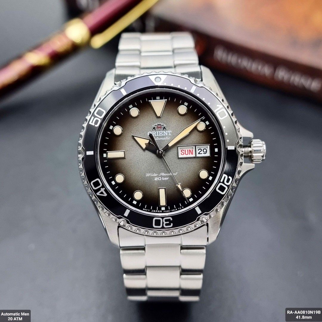 Orient Automatic （分類：手錶）位於 Hong Kong。 由 no.7watch 提交（商品編號 1211766020，圖片 6）。簡介： Orient Mako 4代 復古潛水錶 RA-AA0810N19B https://youtu.be/e5Ee9v40saw 有興趣可以 睇我哋youtube推介🎥 不銹鋼外殼 不銹鋼手鍊 日本自動機芯：F6922 藍寶石水晶玻璃錶面 黑色 漸變灰 錶盤 夜光指針及刻度 星期和日期顯示 單向旋轉錶圈 旋入式表冠 旋入式表背 不銹鋼保險錶扣 200m 防水 錶殼直徑：42mm 錶殼厚度：13mm 大約凸耳寬度：22mm 有原裝盒說明書吊牌保用證及收據一年保用 荔枝角或佐敦交收有門市 現金價HKD1688🐇⌚🎏 有意者請whatsapp or signal 9669 9429查詢 Welcome wholesale & retail。