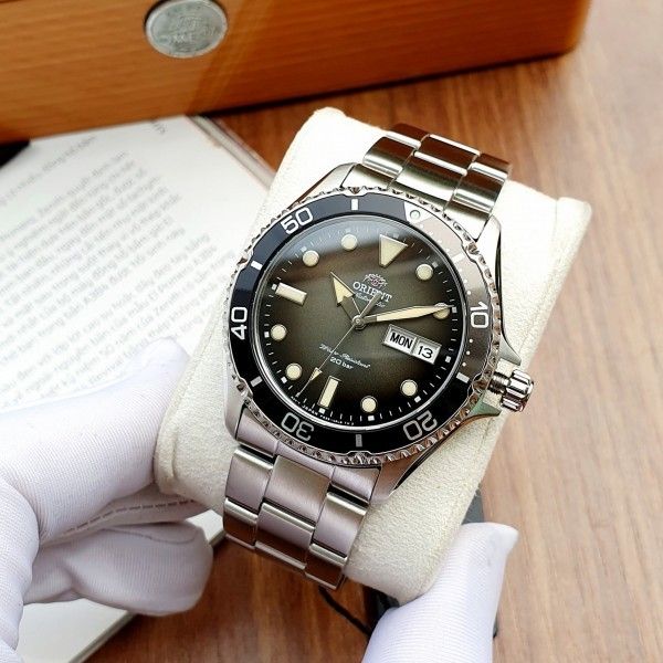 Orient Automatic （分類：手錶）位於 Hong Kong。 由 no.7watch 提交（商品編號 1211766020，圖片 4）。簡介： Orient Mako 4代 復古潛水錶 RA-AA0810N19B https://youtu.be/e5Ee9v40saw 有興趣可以 睇我哋youtube推介🎥 不銹鋼外殼 不銹鋼手鍊 日本自動機芯：F6922 藍寶石水晶玻璃錶面 黑色 漸變灰 錶盤 夜光指針及刻度 星期和日期顯示 單向旋轉錶圈 旋入式表冠 旋入式表背 不銹鋼保險錶扣 200m 防水 錶殼直徑：42mm 錶殼厚度：13mm 大約凸耳寬度：22mm 有原裝盒說明書吊牌保用證及收據一年保用 荔枝角或佐敦交收有門市 現金價HKD1688🐇⌚🎏 有意者請whatsapp or signal 9669 9429查詢 Welcome wholesale & retail。