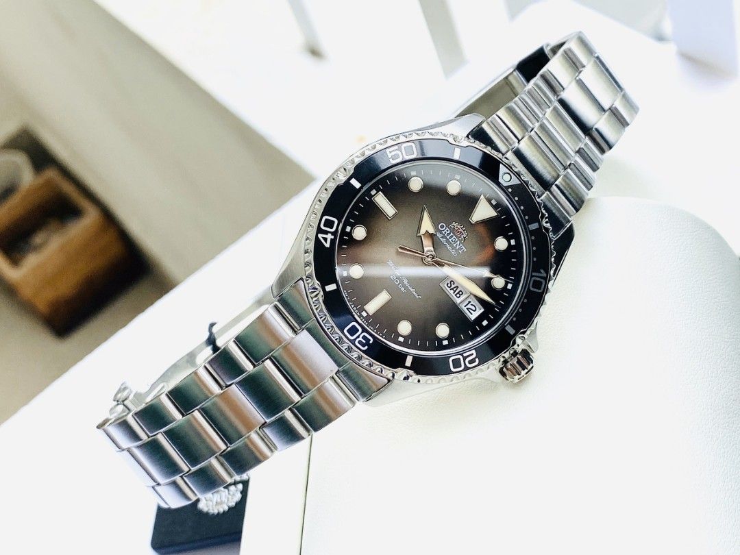 Orient Automatic （分類：手錶）位於 Hong Kong。 由 no.7watch 提交（商品編號 1211766020，圖片 5）。簡介： Orient Mako 4代 復古潛水錶 RA-AA0810N19B https://youtu.be/e5Ee9v40saw 有興趣可以 睇我哋youtube推介🎥 不銹鋼外殼 不銹鋼手鍊 日本自動機芯：F6922 藍寶石水晶玻璃錶面 黑色 漸變灰 錶盤 夜光指針及刻度 星期和日期顯示 單向旋轉錶圈 旋入式表冠 旋入式表背 不銹鋼保險錶扣 200m 防水 錶殼直徑：42mm 錶殼厚度：13mm 大約凸耳寬度：22mm 有原裝盒說明書吊牌保用證及收據一年保用 荔枝角或佐敦交收有門市 現金價HKD1688🐇⌚🎏 有意者請whatsapp or signal 9669 9429查詢 Welcome wholesale & retail。
