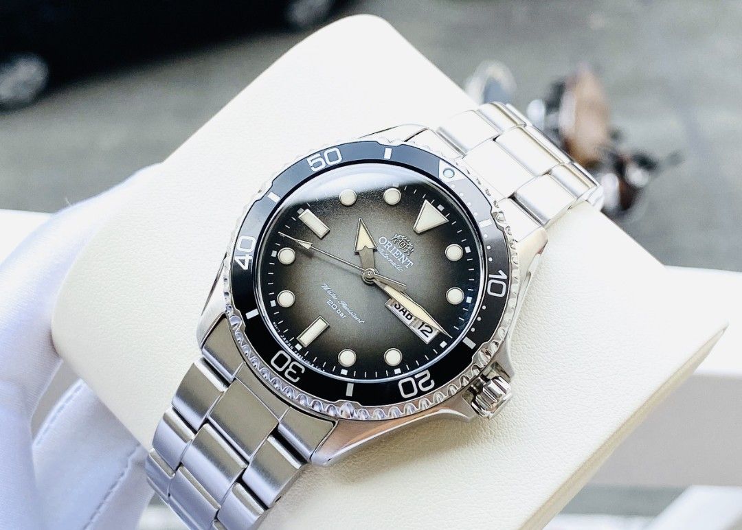 Orient Automatic （分類：手錶）位於 Hong Kong。 由 no.7watch 提交（商品編號 1211766020，圖片 2）。簡介： Orient Mako 4代 復古潛水錶 RA-AA0810N19B https://youtu.be/e5Ee9v40saw 有興趣可以 睇我哋youtube推介🎥 不銹鋼外殼 不銹鋼手鍊 日本自動機芯：F6922 藍寶石水晶玻璃錶面 黑色 漸變灰 錶盤 夜光指針及刻度 星期和日期顯示 單向旋轉錶圈 旋入式表冠 旋入式表背 不銹鋼保險錶扣 200m 防水 錶殼直徑：42mm 錶殼厚度：13mm 大約凸耳寬度：22mm 有原裝盒說明書吊牌保用證及收據一年保用 荔枝角或佐敦交收有門市 現金價HKD1688🐇⌚🎏 有意者請whatsapp or signal 9669 9429查詢 Welcome wholesale & retail。