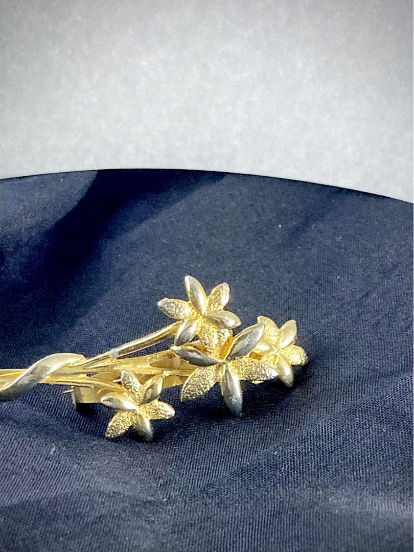 Vintage Flower Brooch Pin, Women's Fashion, Jewelry & Organizers