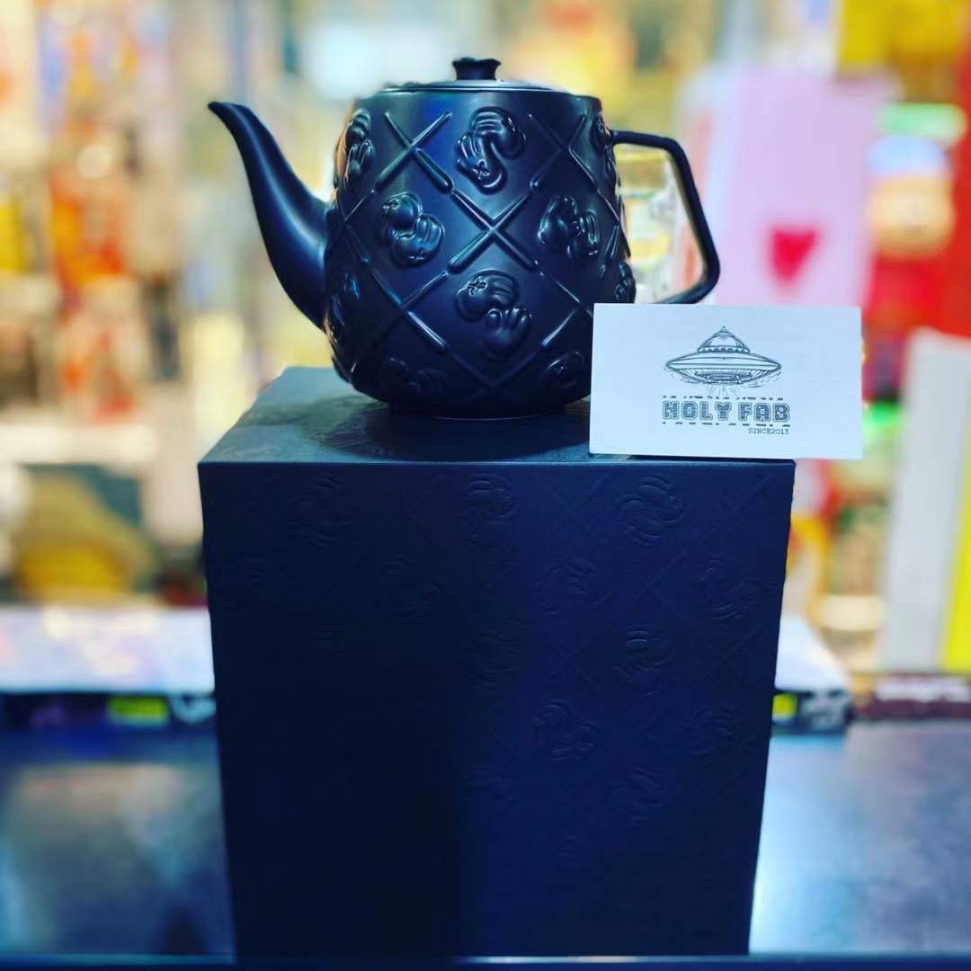 DDT STORE KAWS TEAPOT, 興趣及遊戲, 玩具& 遊戲類- Carousell