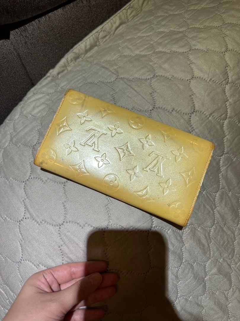 AUTHENTIC LV VERNIS WALLET (Category: Luxury Bags & Wallets) located in Quezon City. Submitted by closetraidbya (Listing ID 1211951765, Image 2). Description: 100% authentic money back guarantee if proven fake! Needs cleaning but condition good .