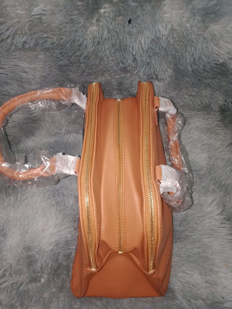 JustFab Women's Leather Handbag (Category: Shoulder Bags) located in Santa Maria. Submitted by avvvs (Listing ID 1211890690, Image 3). Description: .