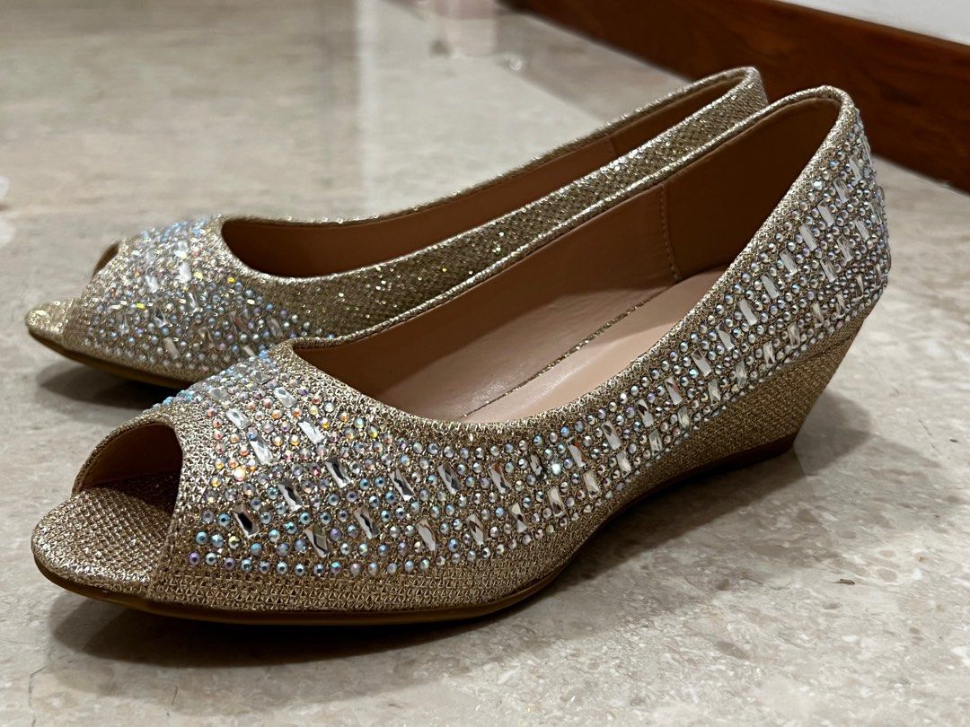 Peep toe low wedge shop