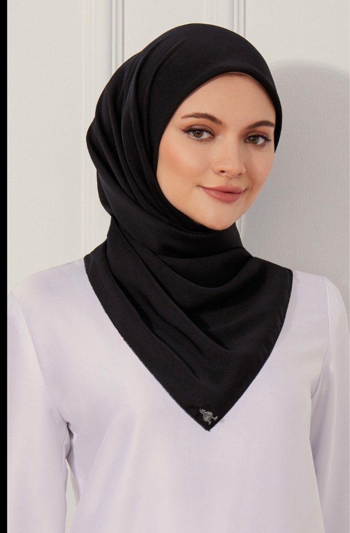 Matte Satin In Black Duck Scarve shawl, Women's Fashion, Muslimah ...